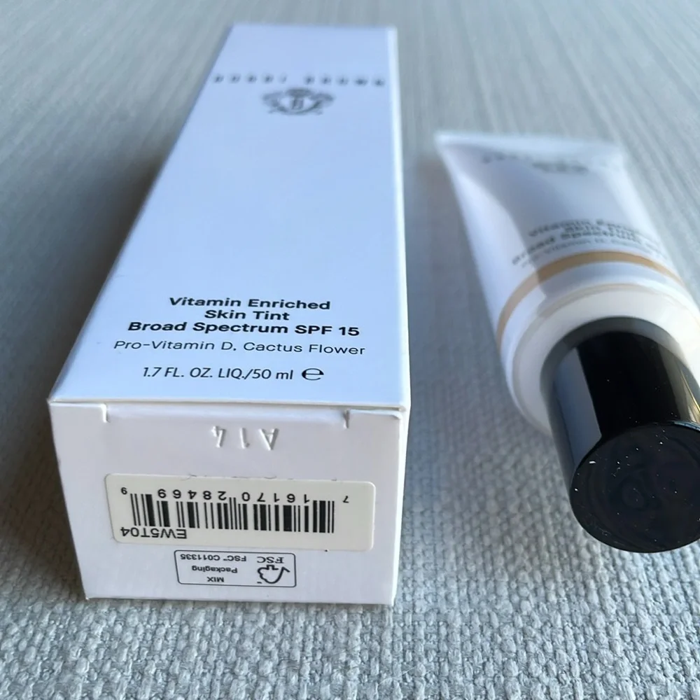 Bobbi Brown Vitamin Enriched Skin Tint SPF 15 - Light 1